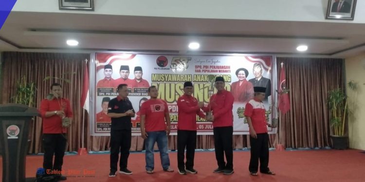Buka Musancab PDI Perjuangan Meranti, H. Zukri Ajak Kader Ikhlas Berjuang dan Bagikan Bibit Aren Gratis