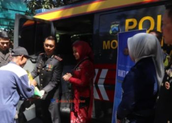 Momen Haru Hari Bhayangkara ke-80, Kapolres Trenggalek Diam-Diam Bagikan 100 Karung Beras untuk Warga Kurang Mampu