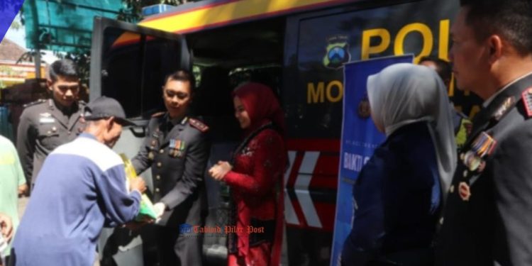Momen Haru Hari Bhayangkara ke-80, Kapolres Trenggalek Diam-Diam Bagikan 100 Karung Beras untuk Warga Kurang Mampu