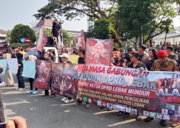 Massa Kepung DPRD Lebak, Desak Pengusutan Tuntas Kasus Uun: “Jangan Ada yang Kebal Hukum”