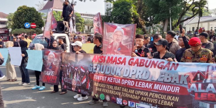 Massa Kepung DPRD Lebak, Desak Pengusutan Tuntas Kasus Uun: “Jangan Ada yang Kebal Hukum”