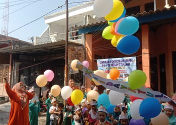 Penutupan MPLS PG dan TK LPI Hidayatulloh Berlangsung Meriah, Puluhan Balon Warnai Langit Surabaya