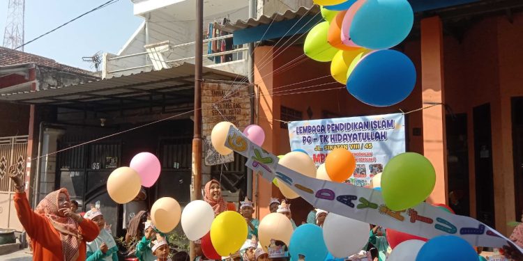 Penutupan MPLS PG dan TK LPI Hidayatulloh Berlangsung Meriah, Puluhan Balon Warnai Langit Surabaya