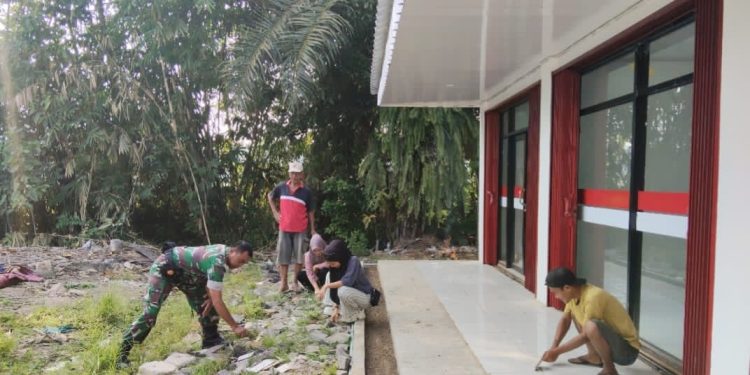 Gedung KDKMP Desa Bejod Rampung 100 Persen, Babinsa dan Warga Gelar Kerja Bakti Jelang Launching