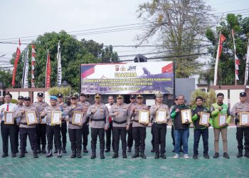 Kapolres Karawang Beri Penghargaan kepada Personel Berprestasi dan Tiga Driver Gojek
