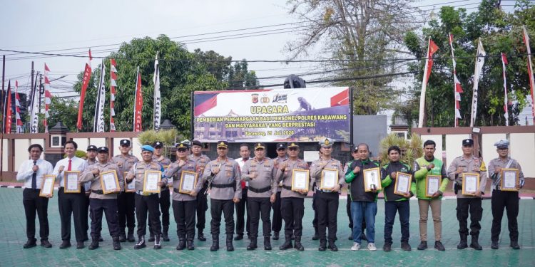 Kapolres Karawang Beri Penghargaan kepada Personel Berprestasi dan Tiga Driver Gojek