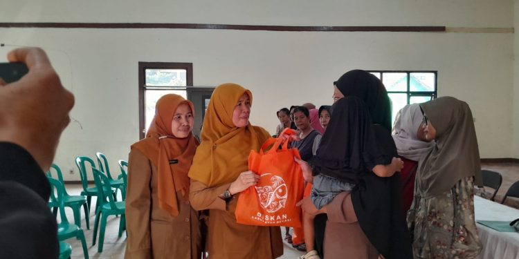 Bhabinkamtibmas Polsek Kedungwaringin Sambangi Warga Bojongsari, Sampaikan Pesan Kamtibmas