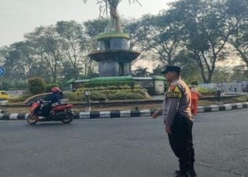 Personel Polsek Karawang Atur Lalu Lintas di Jalan Kertabumi, Wujudkan Pelayanan Prima bagi Masyarakat