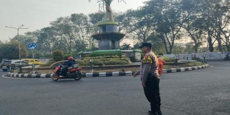 Personel Polsek Karawang Atur Lalu Lintas di Jalan Kertabumi, Wujudkan Pelayanan Prima bagi Masyarakat