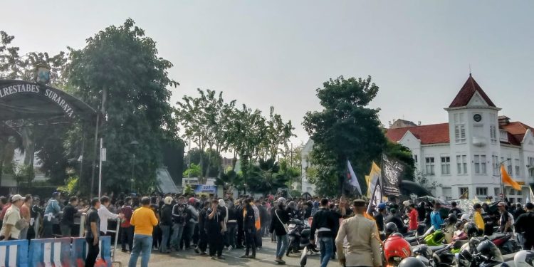 Ribuan Massa PSHT Gelar Aksi Damai di Surabaya, Desak Polisi Tuntaskan Kasus Pembacokan Anggota