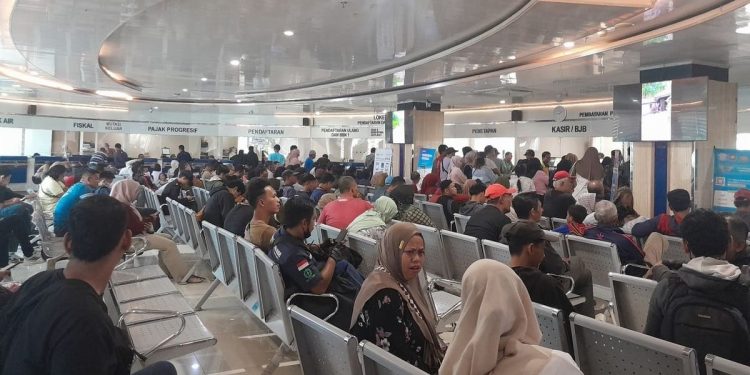 Polsek Kedungwaringin Kawal Pendaftaran Bakal Calon Kades H. Ibnu, Ribuan Pendukung Hadir Tertib
