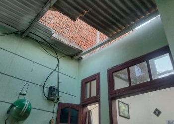 Niat Renovasi Rumah Sendiri Berujung Musibah, Driver Ojol di Surabaya Terjatuh dari Plafon Saat Bekerja