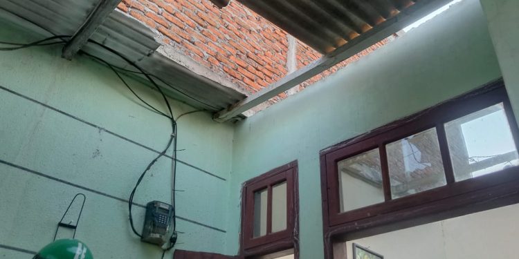 Niat Renovasi Rumah Sendiri Berujung Musibah, Driver Ojol di Surabaya Terjatuh dari Plafon Saat Bekerja