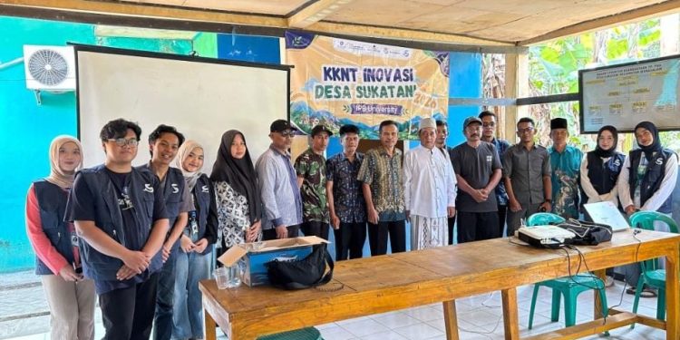 Dari Hama Jadi Cuan, Mahasiswa IPB Kenalkan “Pakan EMAS” di Desa Sukatani