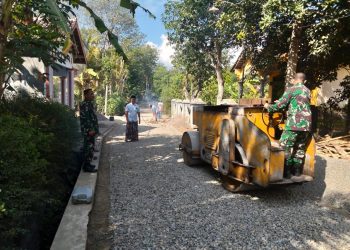 TNI dan Warga Trenggalek Gotong Royong Aspal Jalan 200 Meter, Akses Dusun Oro-Oro Ombo Kini Lebih Layak