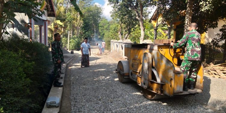 TNI dan Warga Trenggalek Gotong Royong Aspal Jalan 200 Meter, Akses Dusun Oro-Oro Ombo Kini Lebih Layak