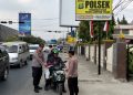 Polsek Terbanggi Besar Bagikan 100 Bendera Merah Putih kepada Pengguna Jalan