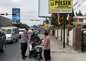 Polsek Terbanggi Besar Bagikan 100 Bendera Merah Putih kepada Pengguna Jalan
