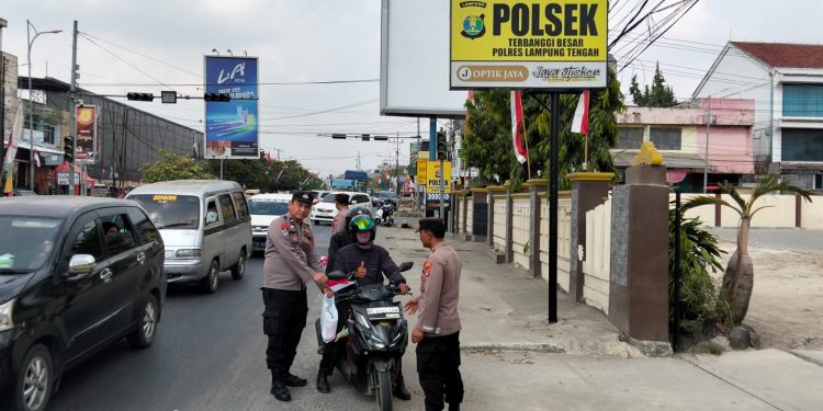 Polsek Terbanggi Besar Bagikan 100 Bendera Merah Putih kepada Pengguna Jalan