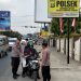 Polsek Terbanggi Besar Bagikan 100 Bendera Merah Putih kepada Pengguna Jalan
