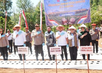 Kapolda Sulsel dan Bupati Bantaeng serta Forkopimda Ikuti Penanaman Bawang Putih Serentak Polri