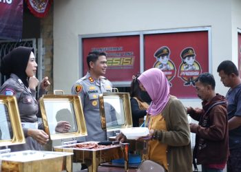 Kapolres Lampung Tengah Berbagi Makanan Gratis, Bangun Kedekatan Tanpa Sekat dengan Warga