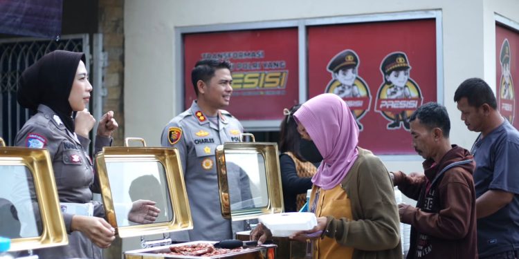 Kapolres Lampung Tengah Berbagi Makanan Gratis, Bangun Kedekatan Tanpa Sekat dengan Warga