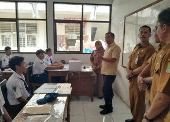 Bupati Karawang Bagikan Modul Belajar Gratis, Anggaran Capai Rp7 Miliar