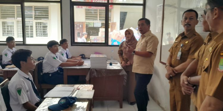 Bupati Karawang Bagikan Modul Belajar Gratis, Anggaran Capai Rp7 Miliar