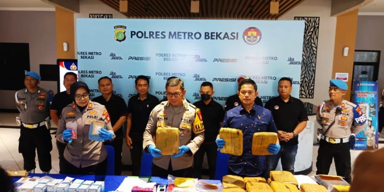 Polres Metro Bekasi Ungkap Jaringan Narkoba, 17 Kg Ganja dan 27.400 Obat Keras Disita