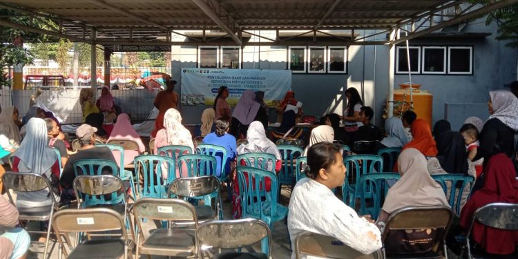 Bantuan Beras 30 Kg Disalurkan di Kandangan Surabaya, Warga: Sangat Membantu Ekonomi Keluarga