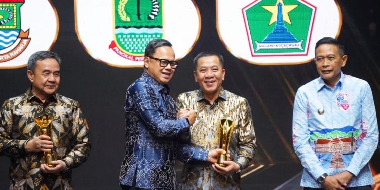 Bupati Karawang H. Aep Syaepuloh Raih Pemimpin Daerah Award 2026, Pelayanan Publik Jadi Sorotan