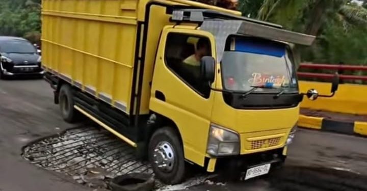 JEMBATAN PENGHUBUNG BENGKULU–SUMBAR AMBLAS AKIBAT GEMPA DAN OVERLOAD TRUK, POLISI PASANG GARIS PENGAMANAN