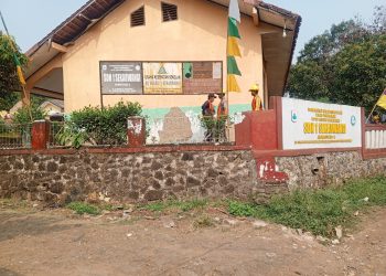 REVITALISASI SDN 1 SEKARWANGI DIPERTANYAKAN:STRUKTUR P2SP TAK TERPASANG, PEKERJA LUAR DAERAH, APD DIABAIKAN