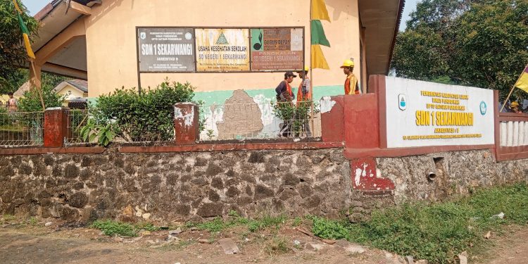 Revitalisasi SDN 1 Sekarwangi Dipertanyakan:Struktur P2SP Tak Terpasang, Pekerja Luar Daerah, APD Diabaikan