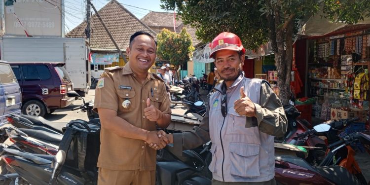 Tak Mau Ambil Risiko! Kades Bantur dan PLN Gerak Cepat Amankan Jalur Karnaval
