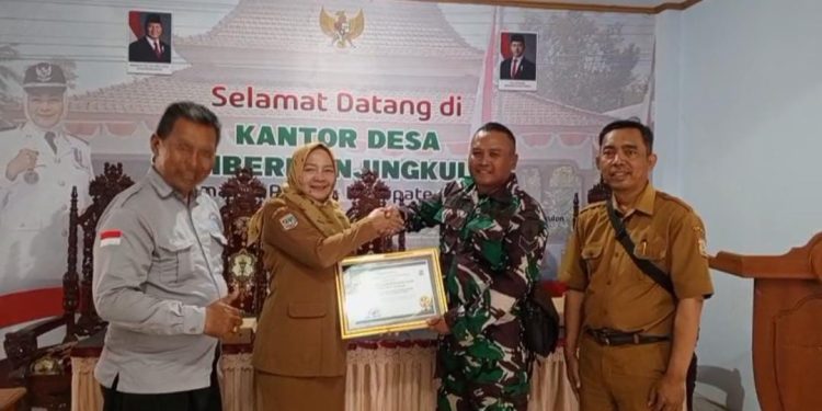 Dedikasi Kawal Pembangunan Desa, Babinsa Sumbermanjing Kulon Raih Penghargaan dari Tabloid Pilar Post