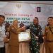Dedikasi Kawal Pembangunan Desa, Babinsa Sumbermanjing Kulon Raih Penghargaan dari Tabloid Pilar Post