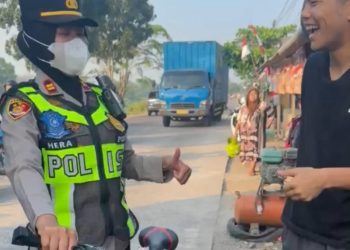 Sepeda WNA Jepang Rusak di Karawang, Kapolsek Telukjambe Barat Turun Tangan Bantu hingga Antar ke Bengkel