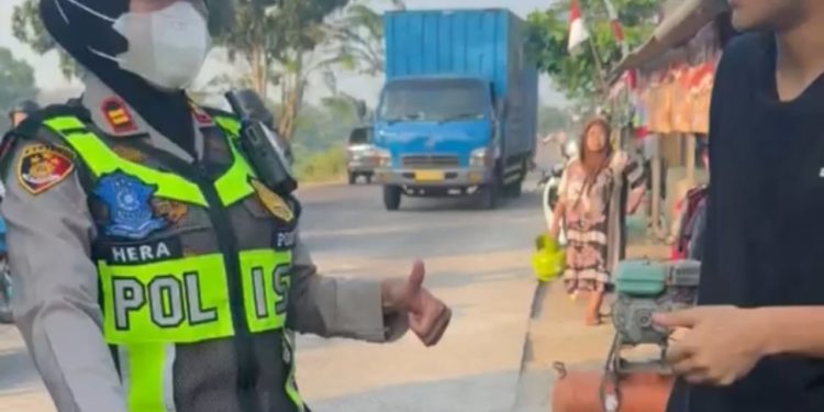 Sepeda WNA Jepang Rusak di Karawang, Kapolsek Telukjambe Barat Turun Tangan Bantu hingga Antar ke Bengkel