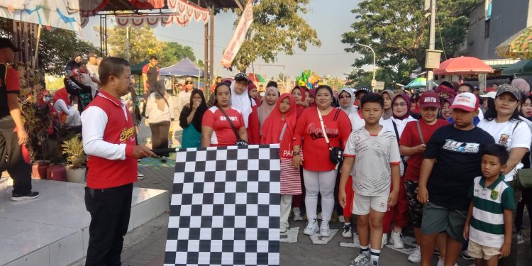 Jalan Sehat Klakah Rejo Meriahkan HUT RI ke-81, Lurah Kandangan Ingatkan Orang Tua Waspadai Kenakalan Remaja