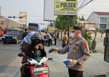 Antisipasi Abu Vulkanik Anak Krakatau, Polres Lampung Tengah Bagikan Masker Gratis kepada Warga