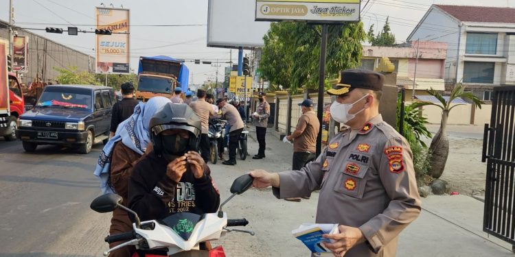 Antisipasi Abu Vulkanik Anak Krakatau, Polres Lampung Tengah Bagikan Masker Gratis kepada Warga