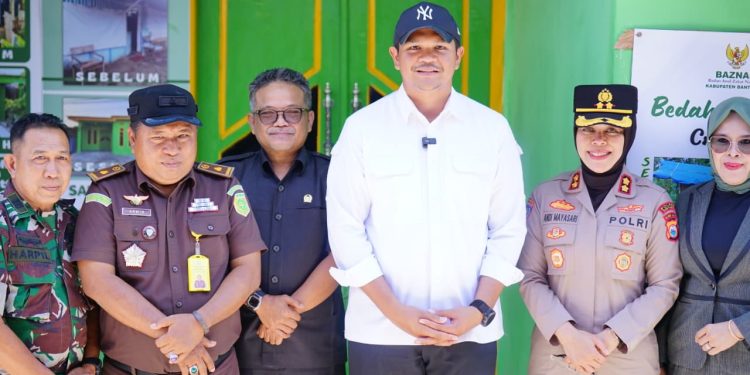 Baznas Bantaeng Serahkan Bantuan Bedah dan Benah Rumah, Bupati: Sinergi Ini Hadirkan Manfaat bagi Masyarakat