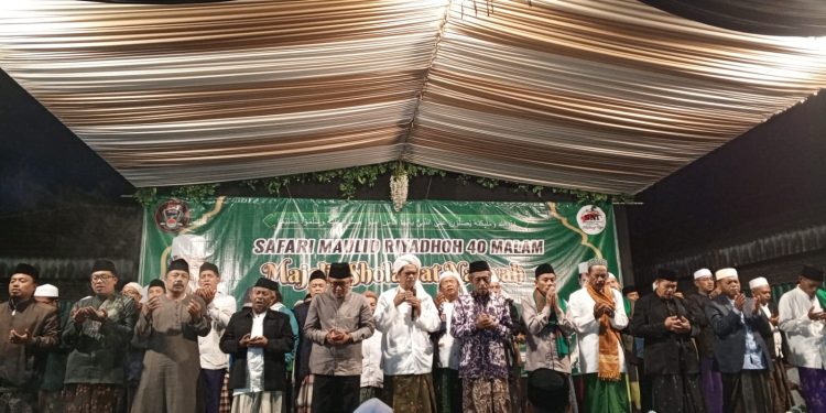 Malam ke-37 Safari Maulud Riyadhoh, Ribuan Jamaah Getarkan Rejoyoso dengan Sholawat