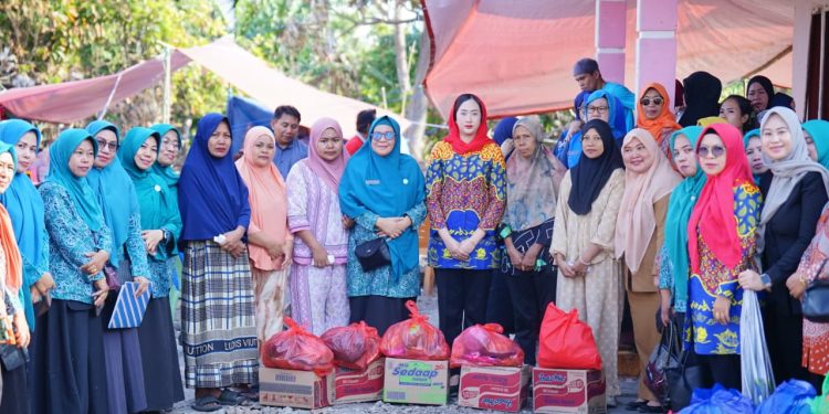 TP PKK dan GOW Bantaeng Salurkan Bantuan untuk Lima KK Korban Kebakaran di Gantarangkeke