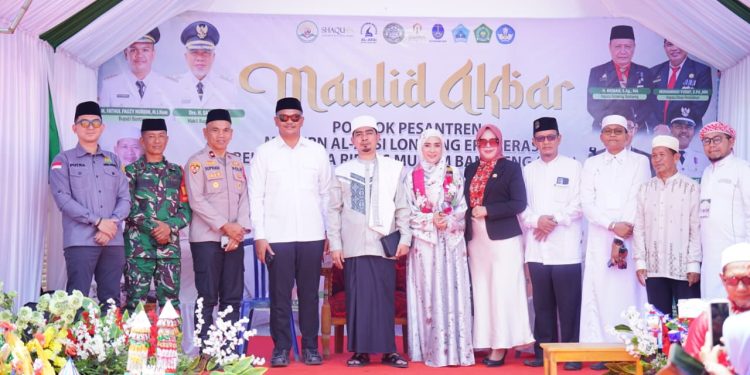 Hadiri Maulid Akbar di Ponpes Modern Al-Aksi, Bupati Bantaeng Wakafkan 50 Al-Qur’an
