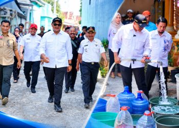 Bupati Bantaeng Kemudikan Sendiri Mobil Tangki, Pimpin Distribusi Air Bersih untuk Warga Terdampak Kekeringan