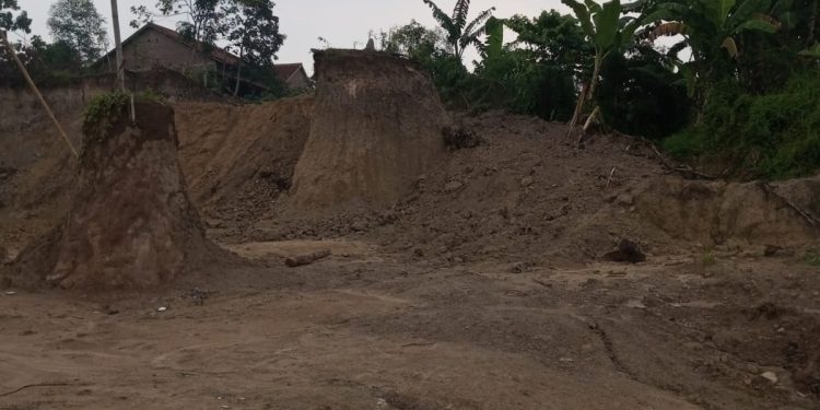 CUT AND FILL BYPASS CIBADAK DISEBUT BUKAN UNTUK KOMERSIAL, TANAH URUGAN DIMANFAATKAN WARGA