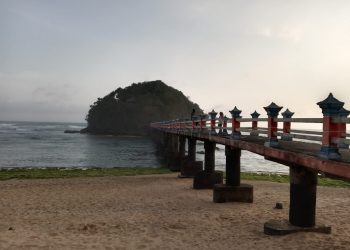 Menjelajahi Hidden Gem Malang Selatan: Pantai Jembatan Panjang dan Pesona Sumur Pitu